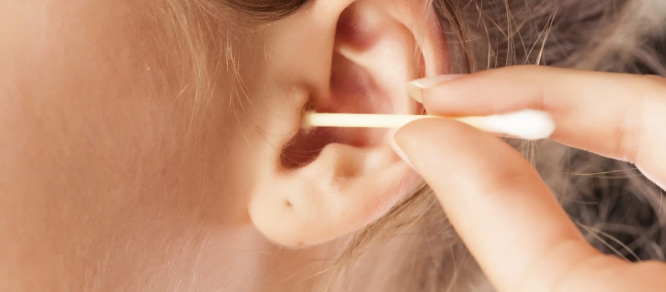 Καθαρισμός αυτιών: Ποια σημάδια δείχνουν πρόβλημα & πως να τα καθαρίσετε σωστά